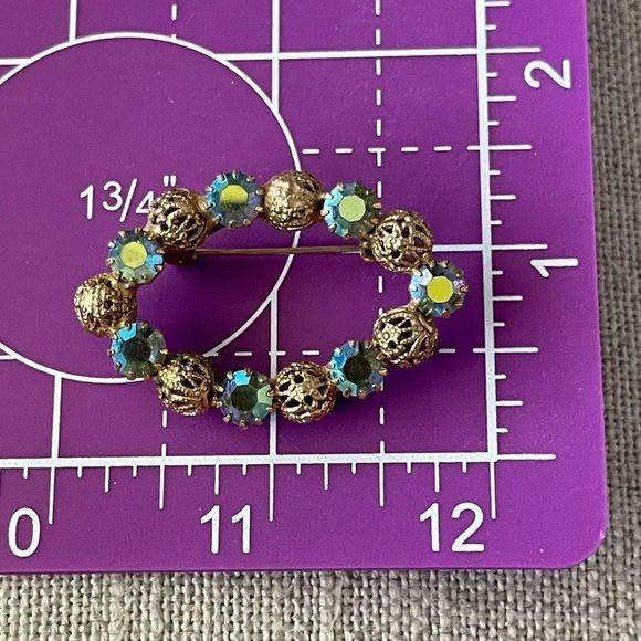 Vintage Aurora Borealis Prong Set Rhinestone Gold Tone Filigree Ball Brooch Pin - Picture 5 of 5